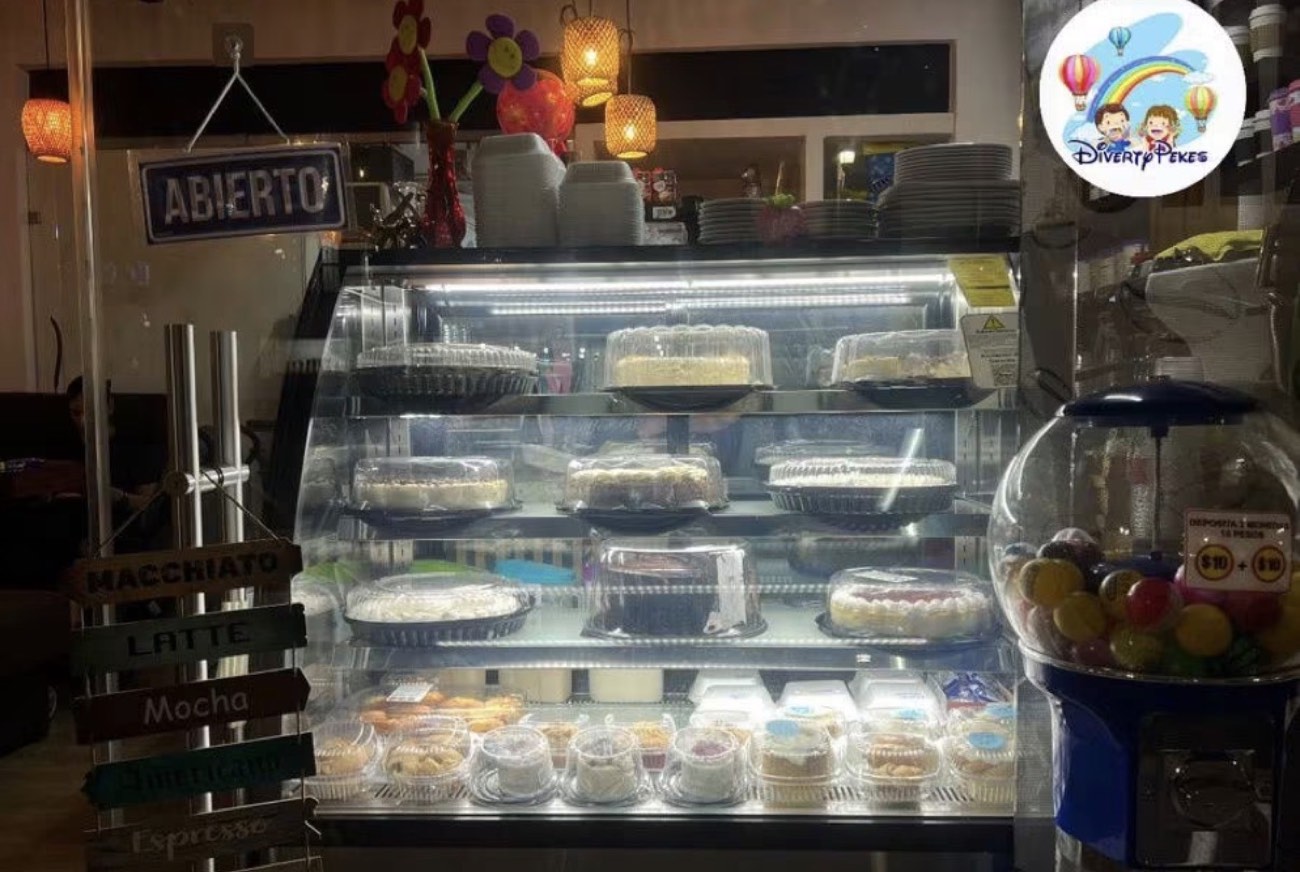 Vitrina con pasteles, cheesecakes y postres en la cafetería