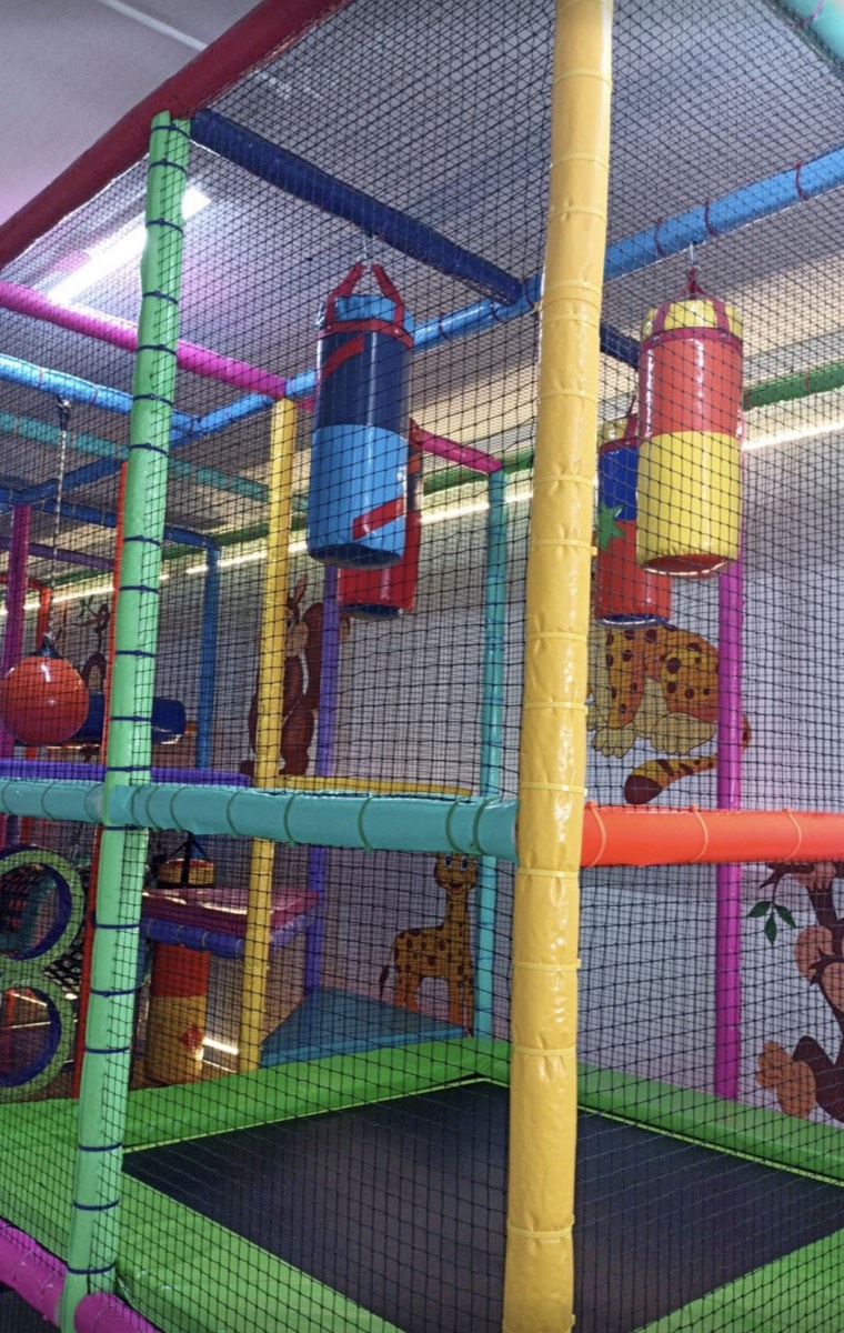Interior de la estructura de juegos con obstáculos y redes de seguridad