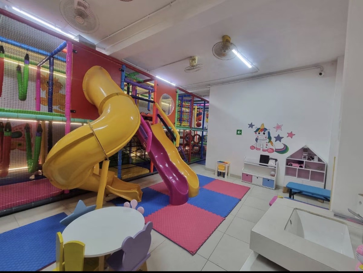Vista general del salón de juegos con piso acolchonado