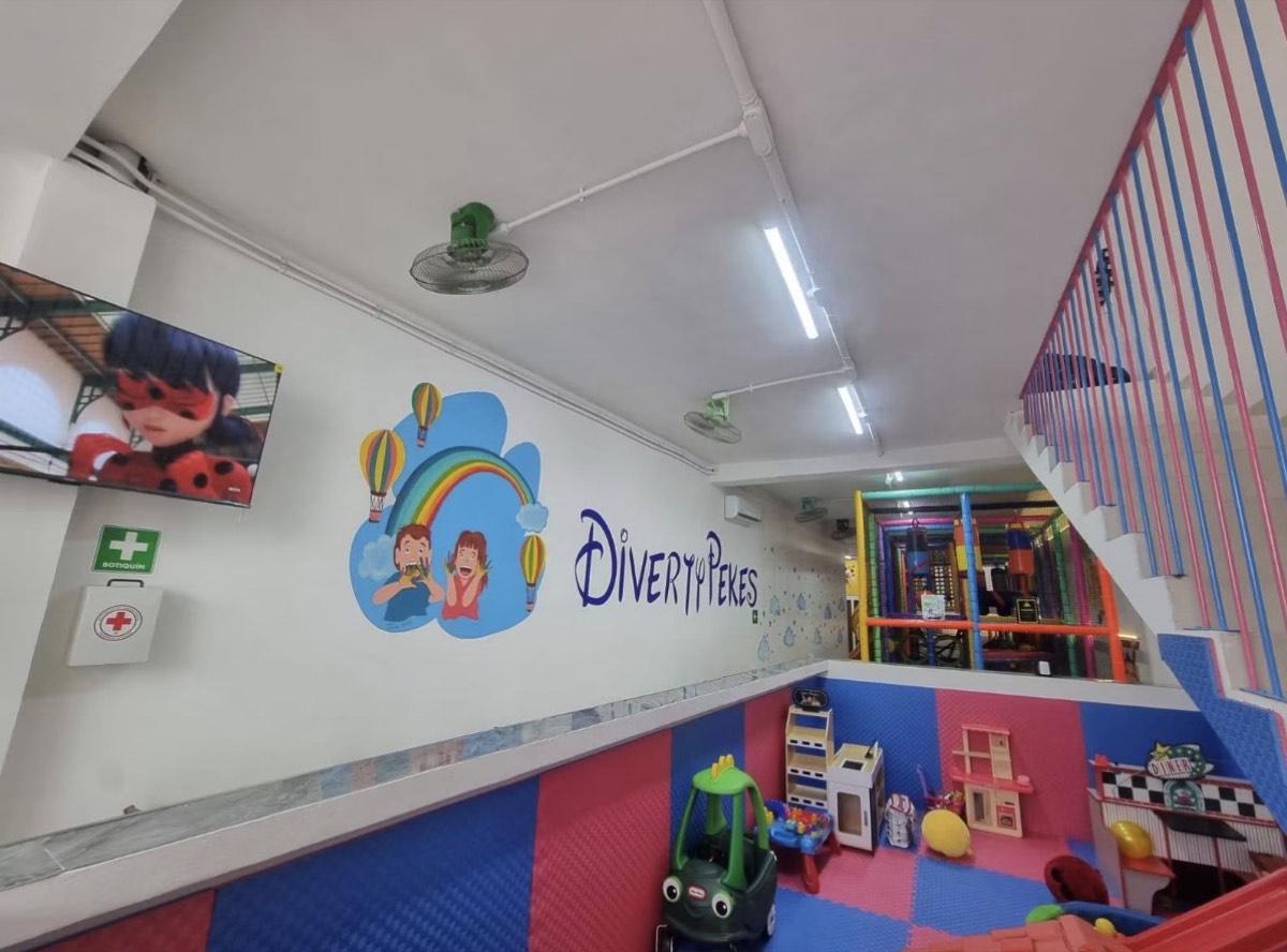 Mural de Diverty Pekes en la pared y zona de juego libre